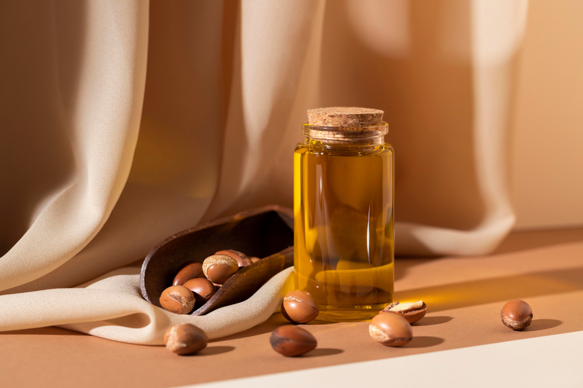 Frutti secchi e contenitore con olio di argan